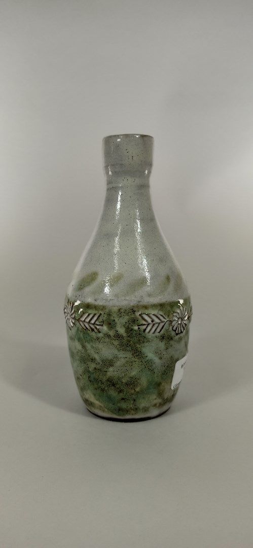 Null DERVAL Jean (1925 - 2010)

Vase à décor de fleurs.

Terre de Vallauris, sig&hellip;