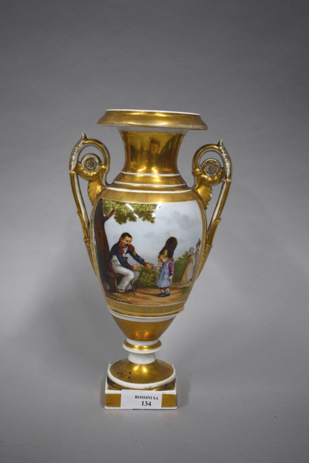 Null 巴黎 19世纪

一个美第奇瓷器花瓶上装饰着一个将帽子借给小女孩的格罗格纳人。