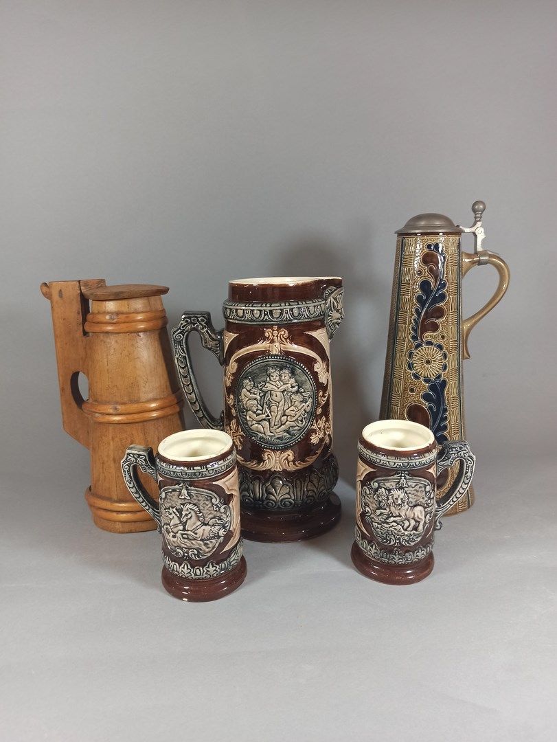 Null 一套包括一个水壶和两个杯子的瓷器，上面有神话场景的浮雕装饰。

薯片



一个木制的水壶和一个管状的带叶子装饰的搪瓷杯。