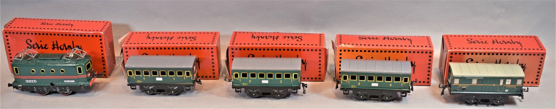 Null HACHETTE HORNBY Series 

Locomotive and passenger and freight cars, scale "&hellip;