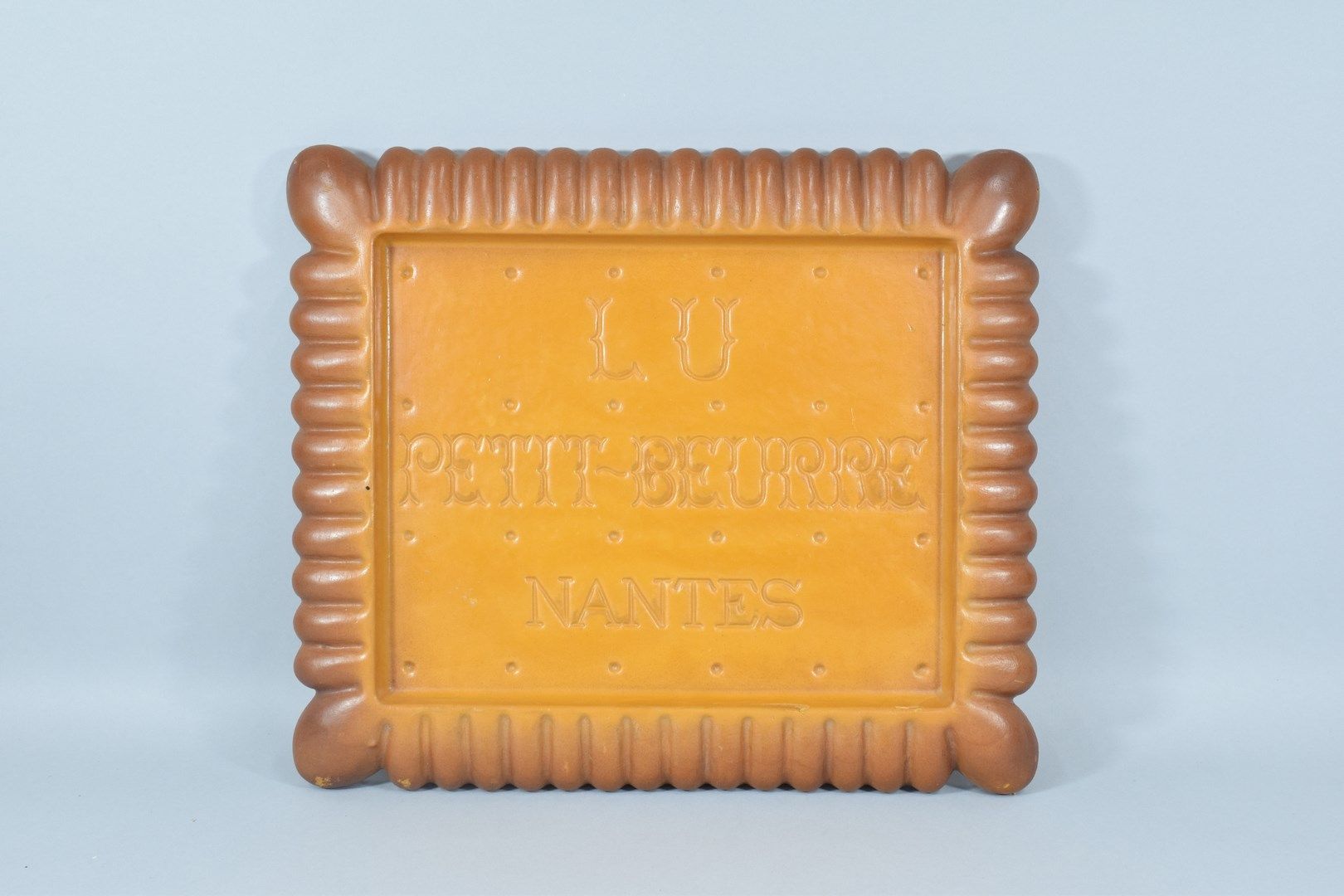 Null 卢氏广告托盘，模制树脂，小黄油形状，中空标记：LU PETIT-BERRE NANTES。约1960年。

尺寸：35.30x41厘米。刮伤。