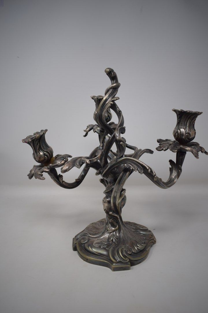 Null Un candelabro de bronce patinado en plata con tres brazos de luz.

Estilo b&hellip;