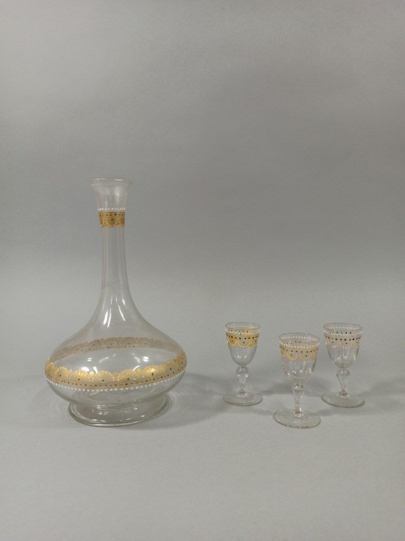 Null SERVICE À LIQUEURS.

Composé d'une carafe en cristal (manque son bouchon) e&hellip;