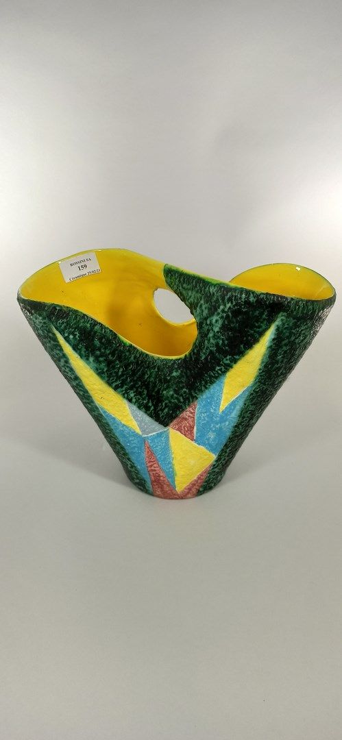 Null 萨冈-雅克(1927年出生)

篮子花瓶，里面有黄色的几何图形装饰。

白泥，作品下画有手写签名。

高度：23厘米。高度：23厘米。