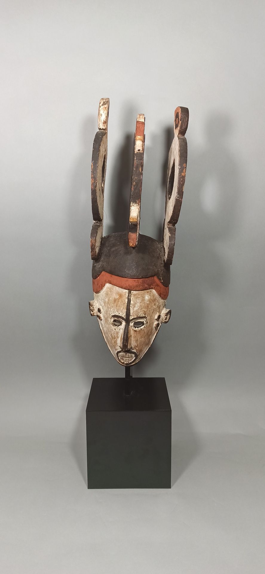 Null Gran máscara Igbo "mmwo", Nigeria.

Altura: 60 cm