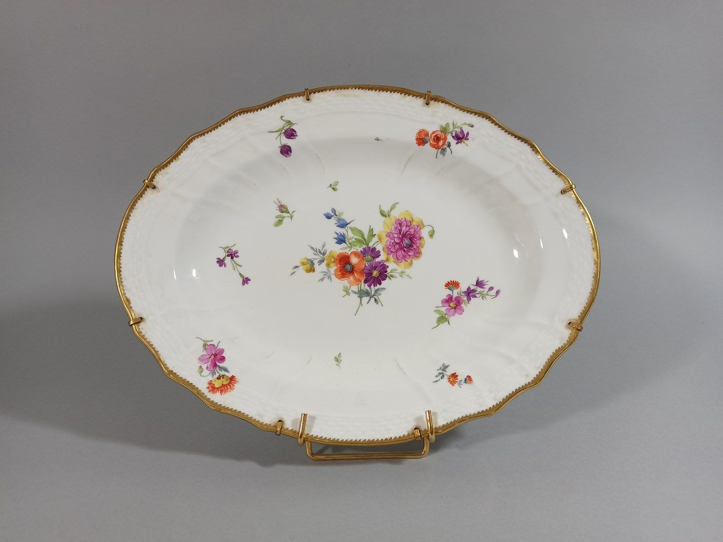 Null PLAT DE SERVICE EN PORCELAINE. 

De forme ovale, à décor de fleurs polychro&hellip;