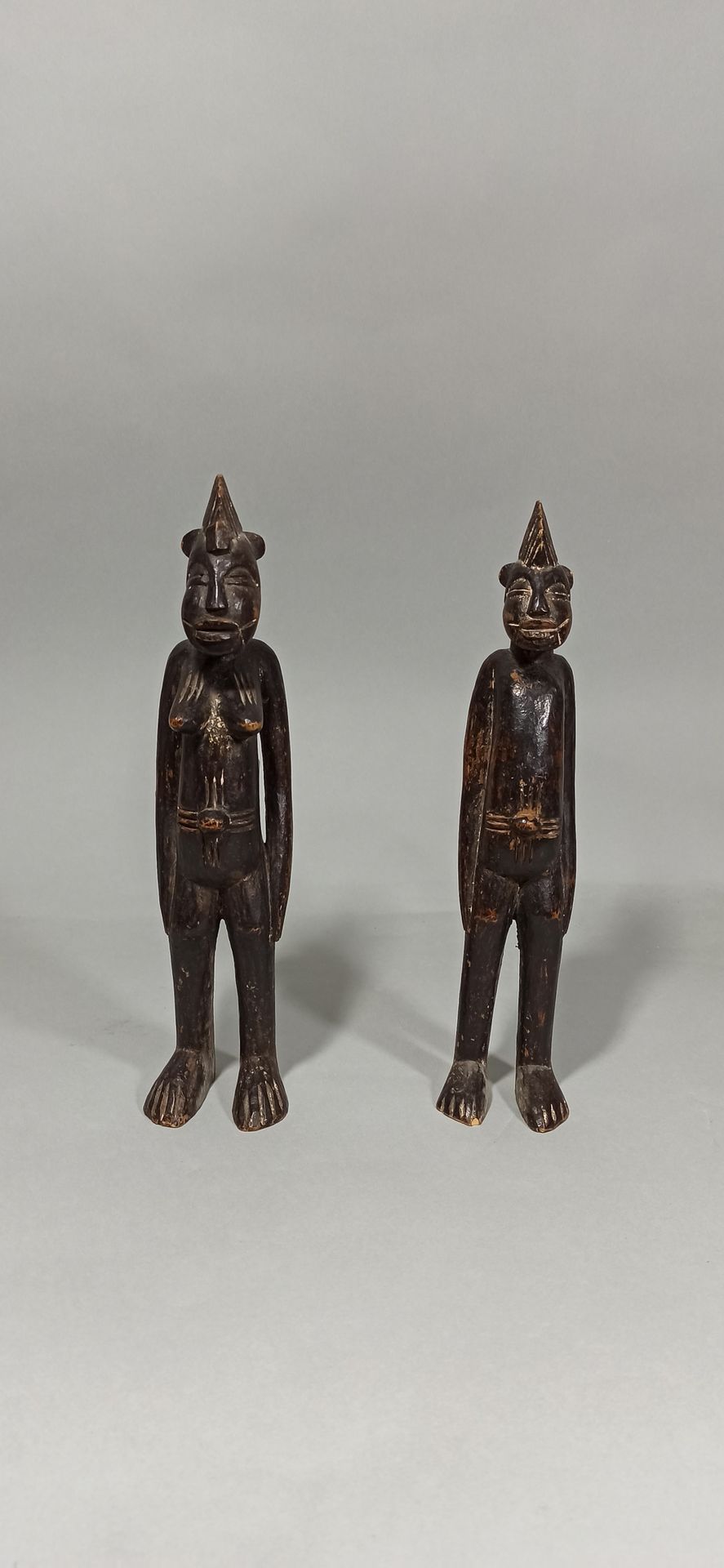 Null Ein Paar Senufo-Statuetten, Elfenbeinküste.

Höhe: 28 cm - Höhe: 29 cm
