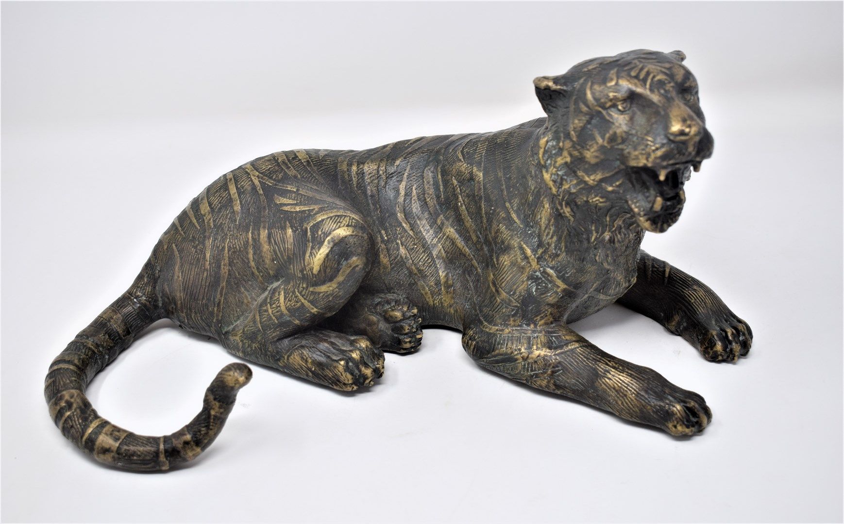 Null 日本

金色古铜色的老虎

高：16厘米 - 长：34厘米

青铜器的磨损和氧化