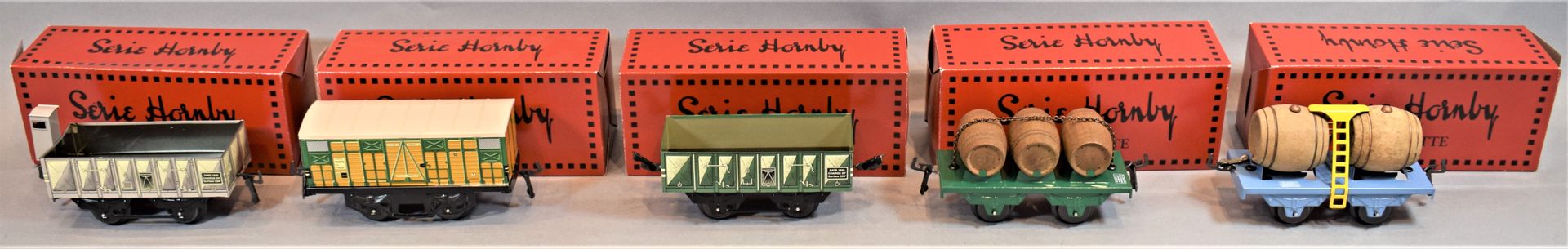 Null HACHETTE HORNBY系列

五辆货运车，"O "比例。



- 灰色缆车车厢

- 双层闪电马车

- 三辆闪电式马车

- 绿色吊厢车
&hellip;