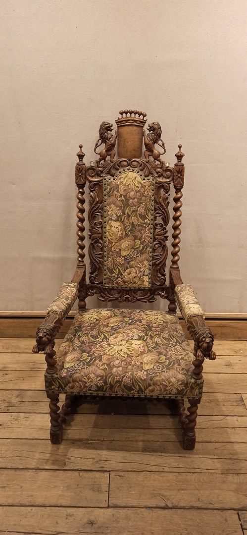Null 雕刻的木制扶手椅，有一个高的镂空平背，装饰有扭曲的柱子，刺桐叶和一个由两只狮子加冕并肩的盲盾；扶手上有狮子头的装饰。亨利二世风格。



高度：132&hellip;
