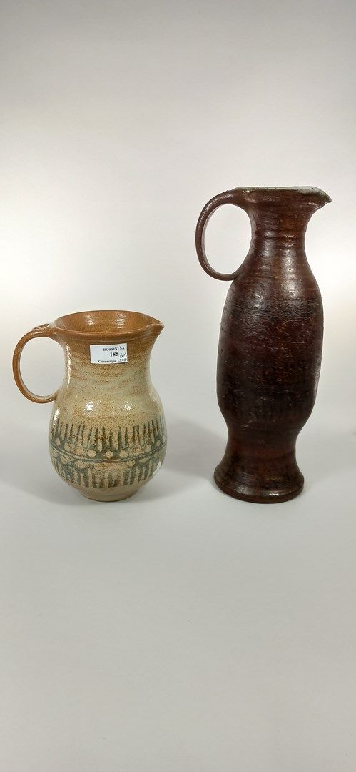 Null 沃尔科夫-沃尔德马尔 (1932 - 2007)

一套两个水壶。

Vallauris粘土和石器，在作品下盖有印章。

高度：20,5 - 34,5&hellip;