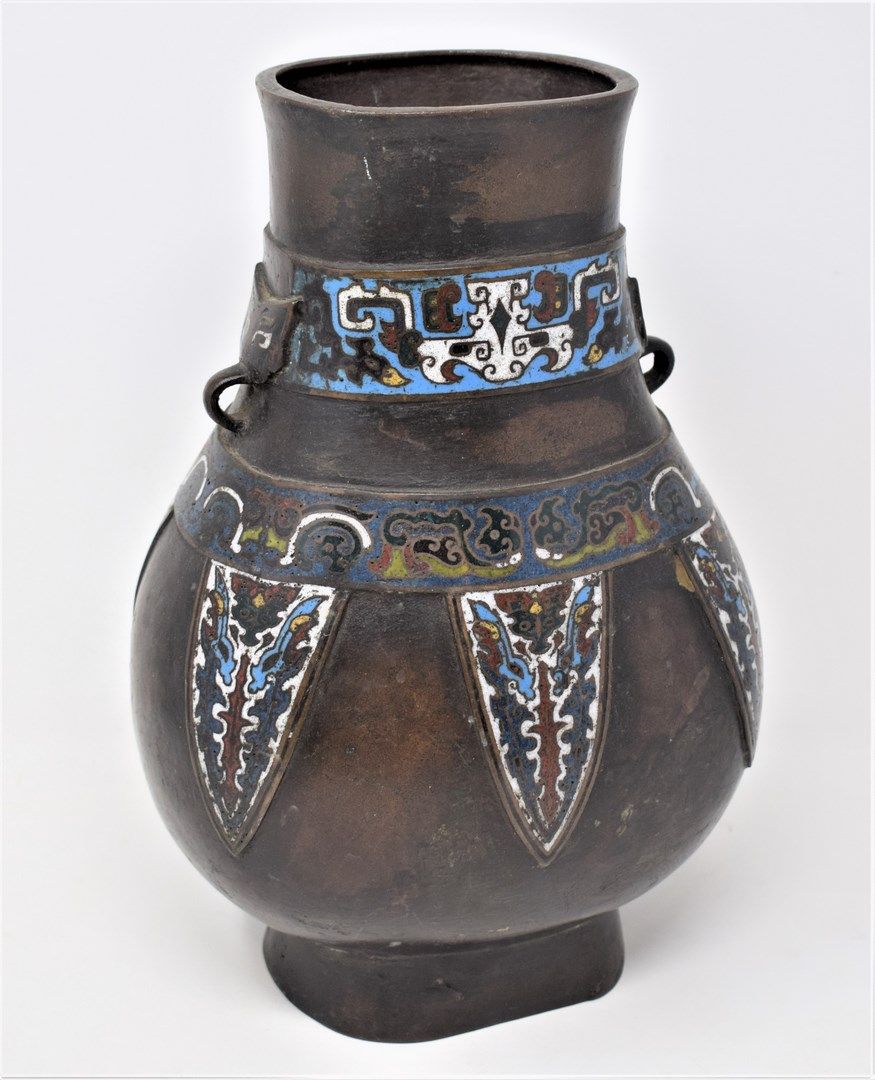 Null CHINE - XIXeme siècle

Vase de forme Hu en bronze et émaux cloisonnés. 

Ma&hellip;