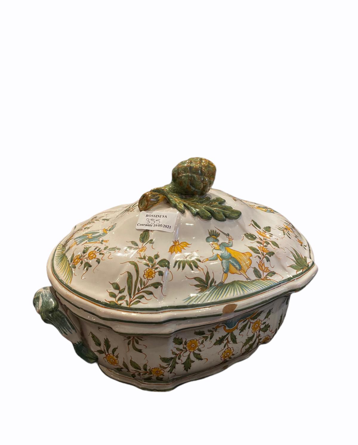 Null MOUSTIERS - 19世纪

椭圆形有盖陶罐，边缘呈弧形，手柄为洋蓟形状

洋蓟，用音乐家和多色叶子装饰。

事故和丢失的零件