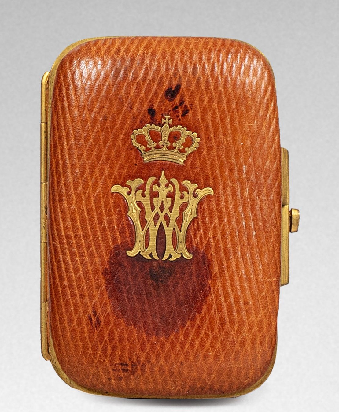 Null 持有者。

长方形，四角圆润，烟草色皮革，镀金青铜安装，中央有皇家皇冠下的 "W "字样（属于丹麦威廉王子，未来的希腊国王乔治一世（1845-1913&hellip;