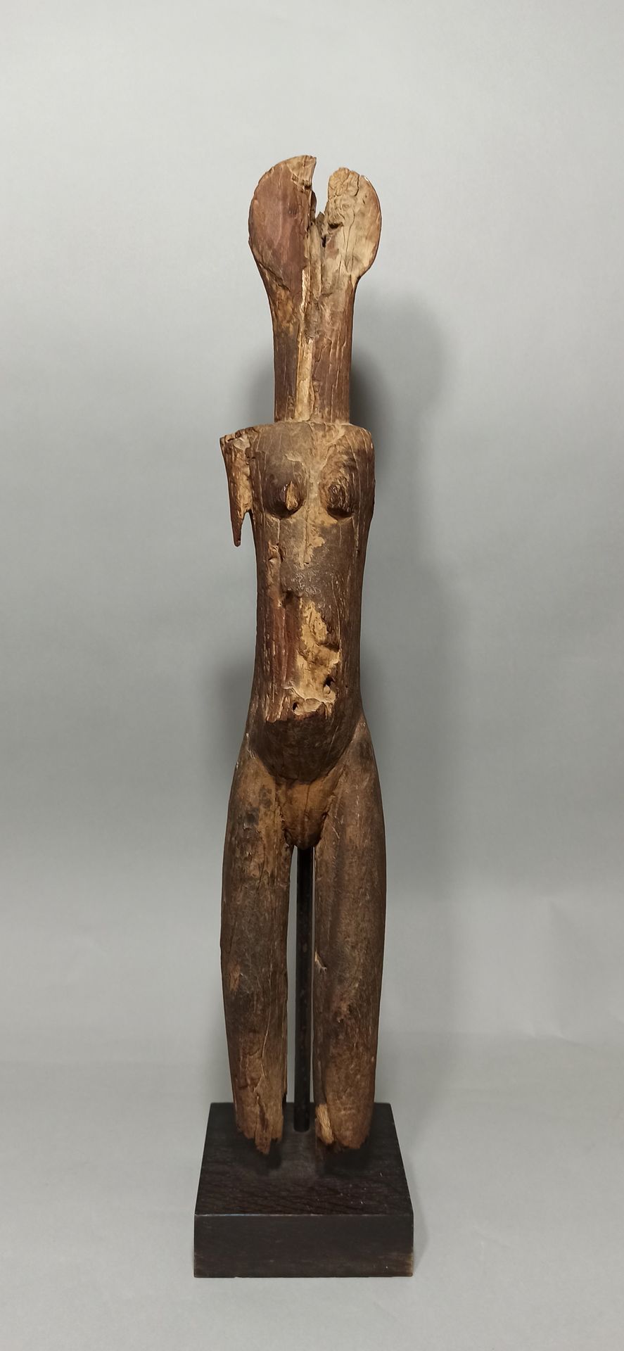Null Statue féminine en bois sculpté représentant un personnage debout. 

Visage&hellip;