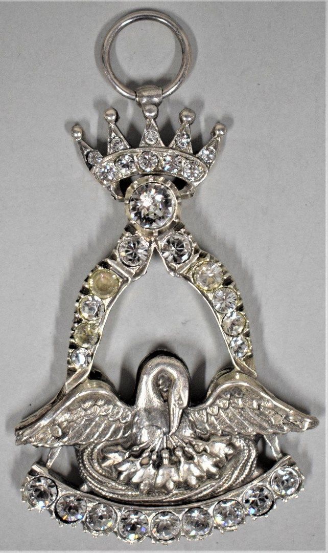 Null 罗斯-克鲁瓦的骑士珠宝。

有铰接式表冠。

银色和水钻套装。

在其案件中。

19世纪。

H.7.5 cm - L. 4.2 cm

毛重：26&hellip;
