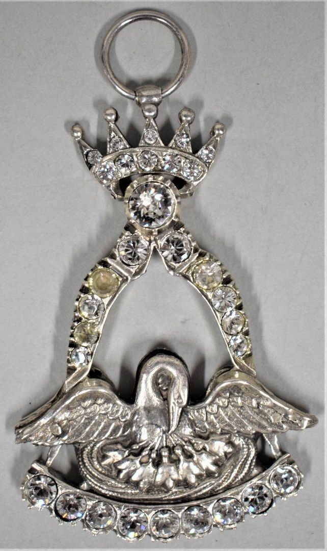 Null Rose Croix Ritter Juwel.

Mit gelenkiger Krone.

Silber und Strasssteine.

&hellip;