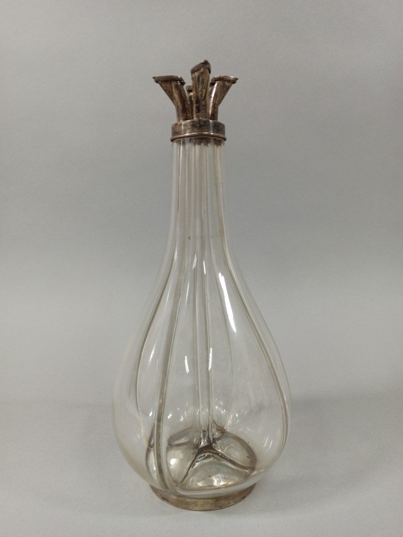 Null LIQUOR CARAFE.

In crystal, of form bulging down, with four compartments, s&hellip;
