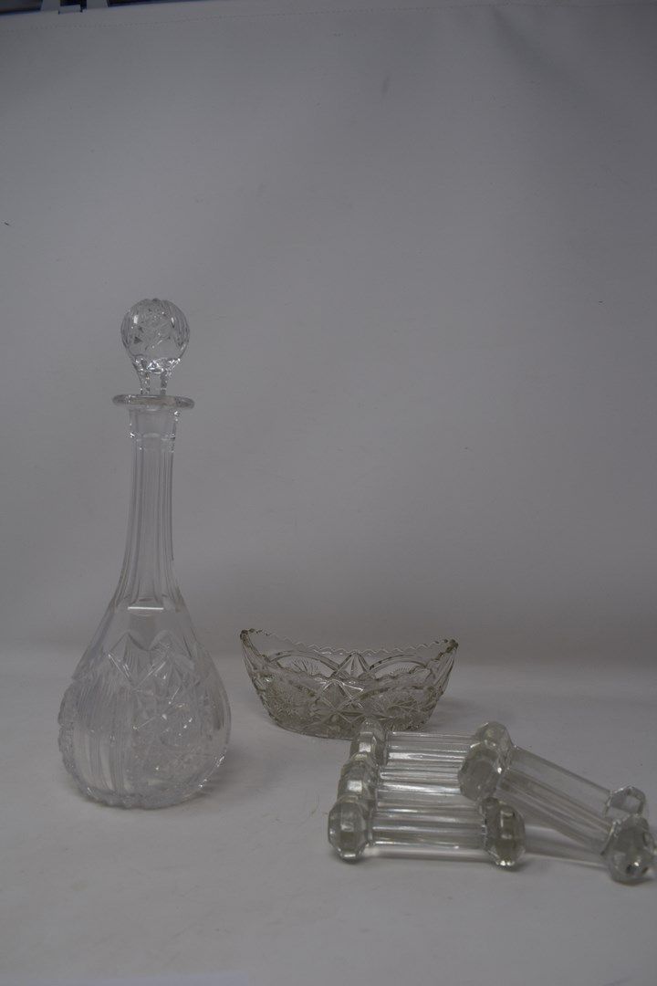 Null Diamond-cut crystal liqueur decanter and its stopper. 

Height: 28 cm



A &hellip;