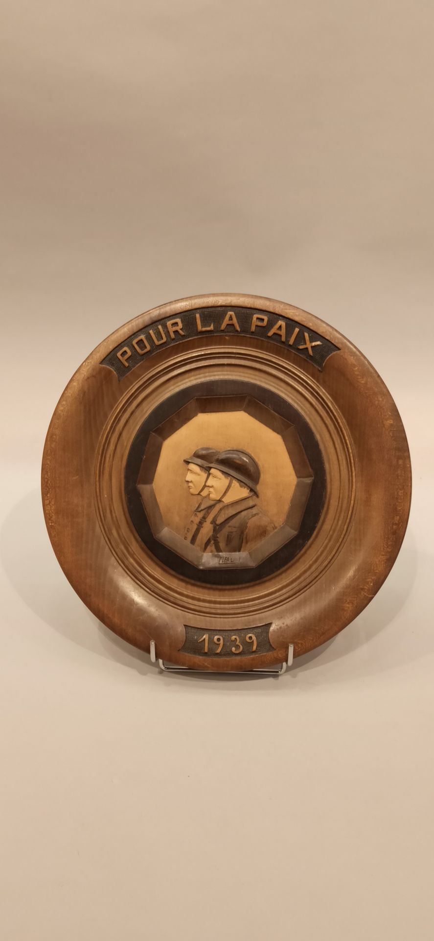 Null Lot 2 G.M. 包括：圆形木雕奖章 "Pour la Paix 1939"，署名Cleal，直径：35厘米。签名为Pasaral 1998的浮雕&hellip;