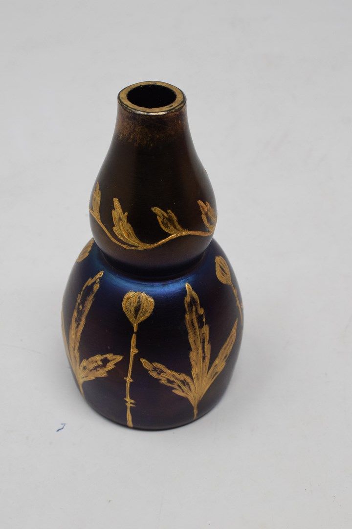 Null Vase en verre violet irisé à décor appliqué de fleurs et feuillages dorés. &hellip;