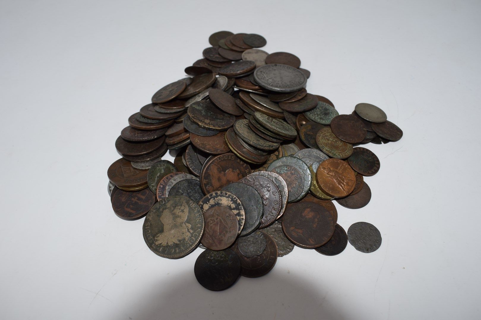 Null Conjunto de varias monedas de cobre y metal, principalmente Antiguo Régimen&hellip;