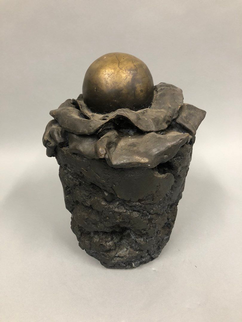 Null 图利奥-阿尼塔，1935-2014。

孵化的球体。

青铜，有阴影的棕色和镀金的古铜色（氧化），朝向底座：Anita Tullio。

 高度：33&hellip;