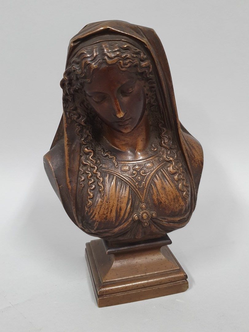 Null 玛丽-德西雷-皮埃尔-路易斯 (1761-1863)

一个女人的半身像。

棕色铜锈的铜雕，置于基座上

侧面：D。玛丽

古铜色和氧化层的重要磨损&hellip;