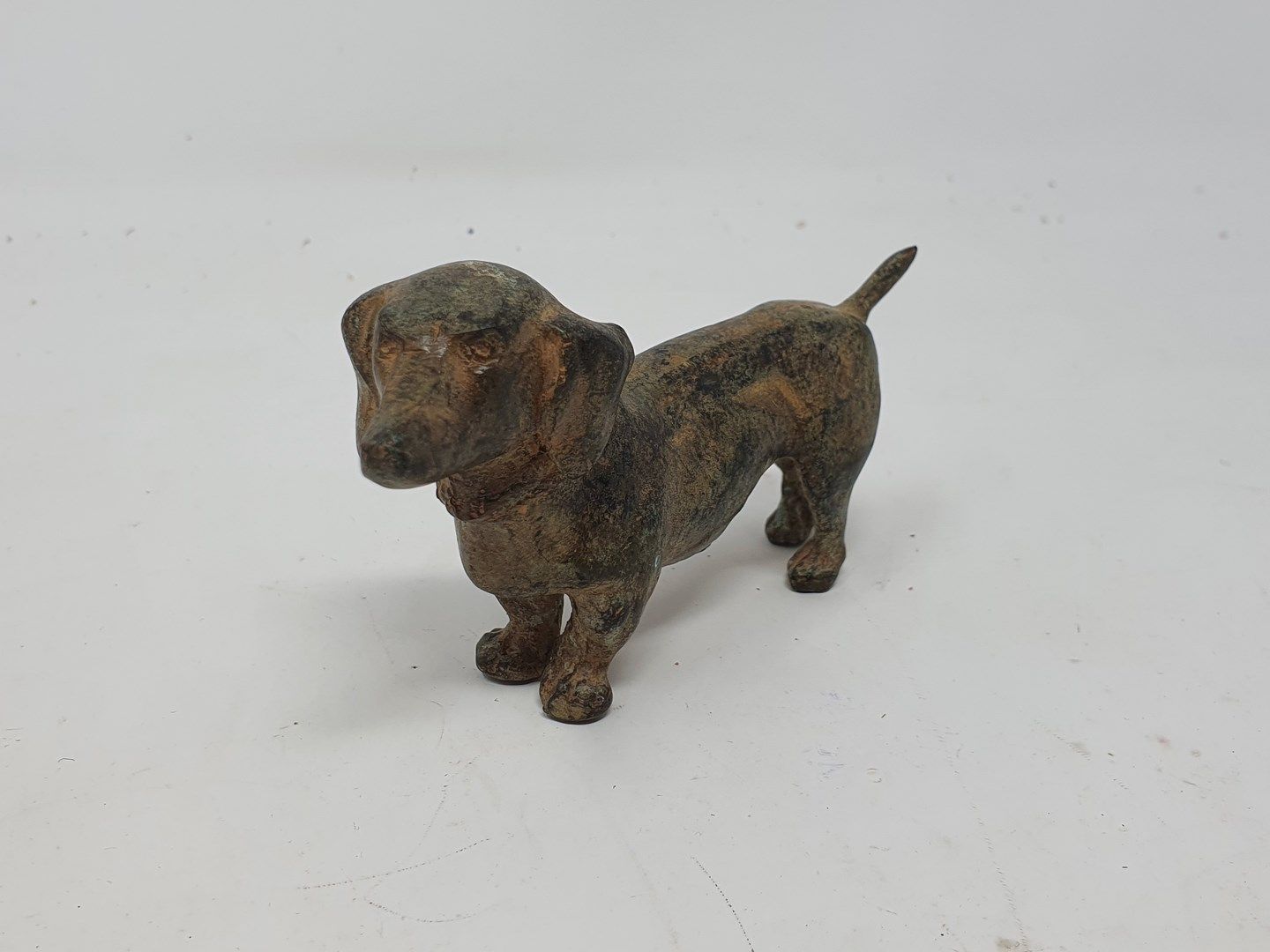 Null CHENET Pierre (20世纪)

小腊肠犬

青铜，带有绿色的赭石光泽，下面有艺术家的印章

古色古香的轻微磨损

高度：6厘米 - 宽度：&hellip;