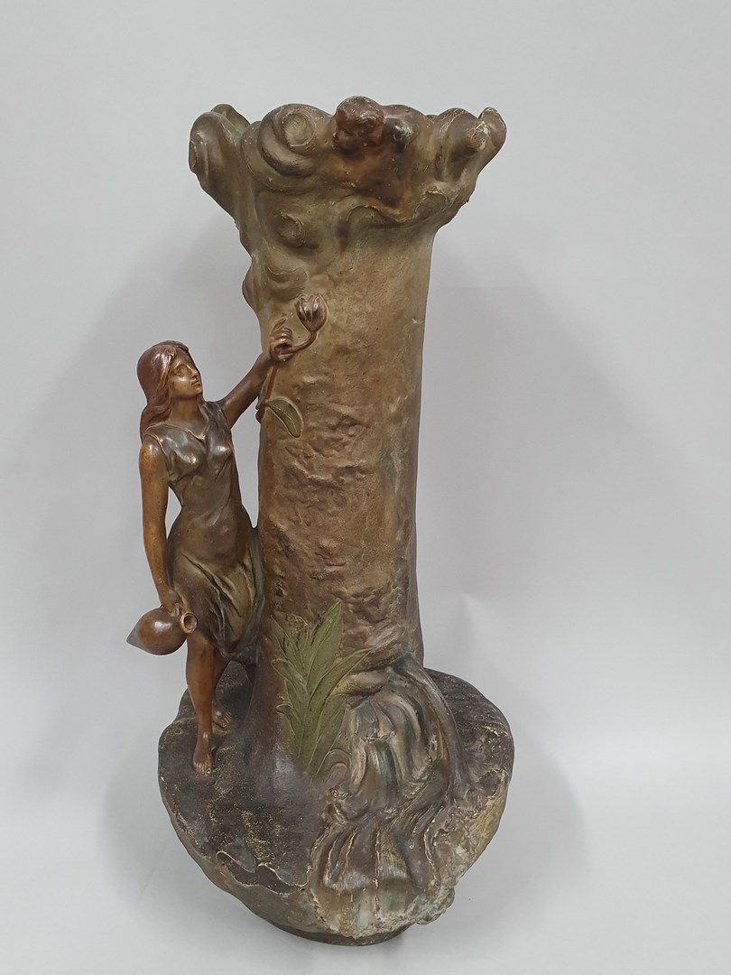 Null 约瑟夫-古鲁什(1849-1915)和汉纳-阿方索-路易斯(约1890-1908)

花瓶上的女人与壶

陶器，有多色铜锈，侧面：La Guluche&hellip;