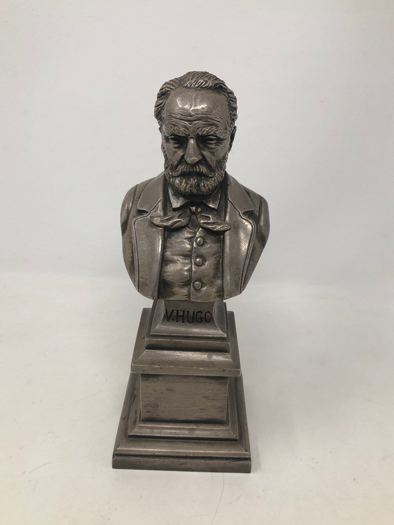 Null NADAUD Auguste Bonnetaud (1835-1889)

Buste de Victor Hugo, 1879

Bronze à &hellip;
