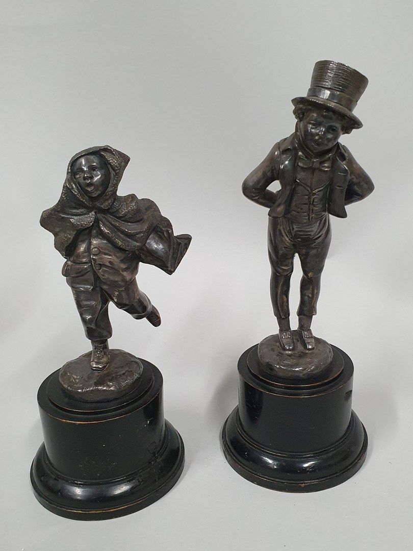 Null 奥默特-乔治，后

戴着高帽的孩子/披着斗篷奔跑的孩子

一对银色古铜器，现代版铸造

磨损和少量氧化

总高度：24厘米和20.5厘米