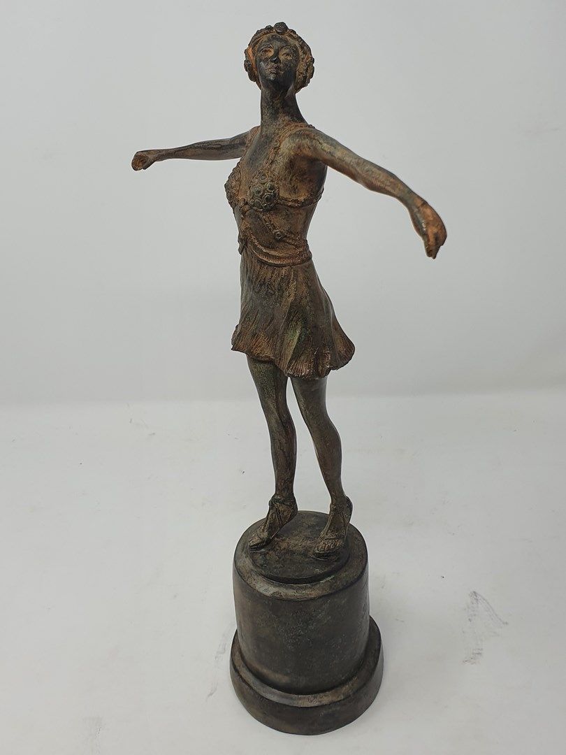 Null CHENET Pierre (20世纪)

舞蹈演员

带有红棕色铜锈的青铜器，底部有艺术家的印章

高度：37厘米