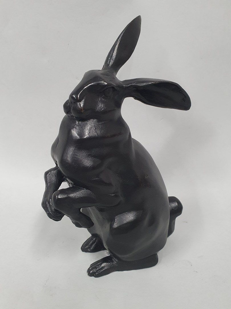 Null CHENET Pierre (20世纪)

兔子

带有黑色铜锈的青铜器，底部有艺术家的印章

小爪子的痕迹

高度：21.5厘米