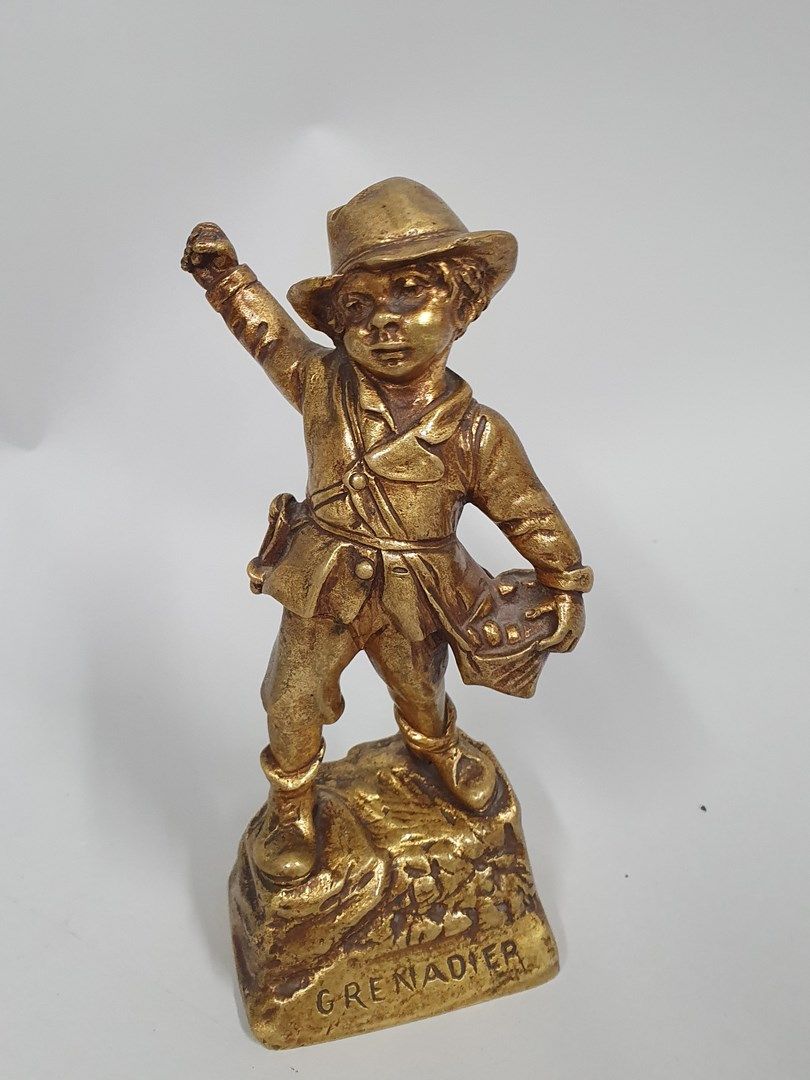 Null 弗拉芒-乔治，后

榴弹兵

带有金色铜锈的青铜，现代版铸造

背面：FLAMAND，正面标题是

磨损

高度：17.5厘米