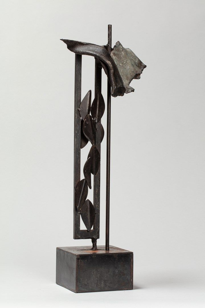 Null 马尔蒂埃-多米尼克，生于1954年

无标题的黑色

切割、折叠和焊接的金属雕塑，部分涂成黑色，独特的作品，背面有签名和编号1/1

高度：57厘米