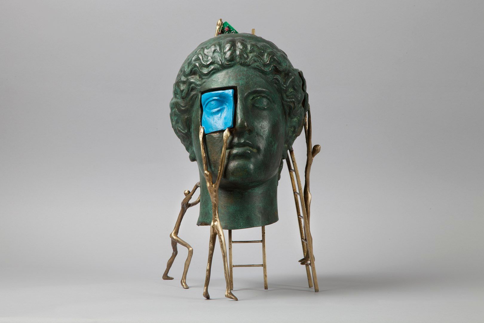 Null YANNI，Souvatzoglou Yanni，生于1946年[希腊艺术家]

重建一个图像。

青铜器，有绿色、金色和蓝色的铜锈，侧面有焊接的芯片&hellip;