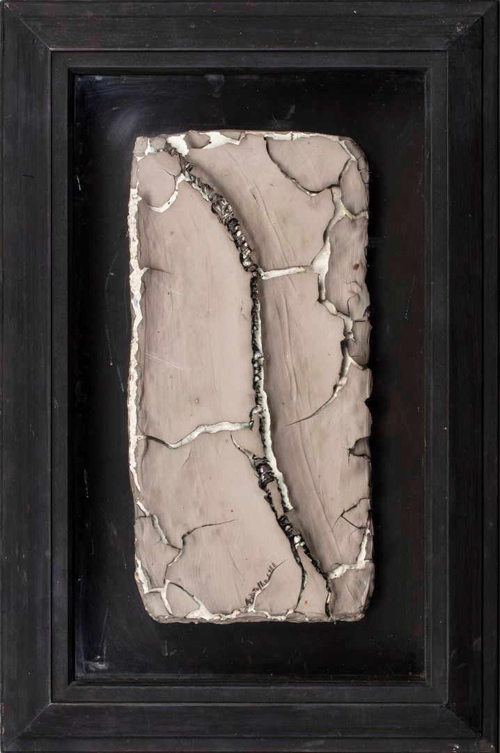 Null TULLIO Anita, 1935-2014

无题》，1982年

混合技术，搪瓷和裂纹板，包含淋浴管

在一个盒子里形成一幅画

中下部有签名和&hellip;