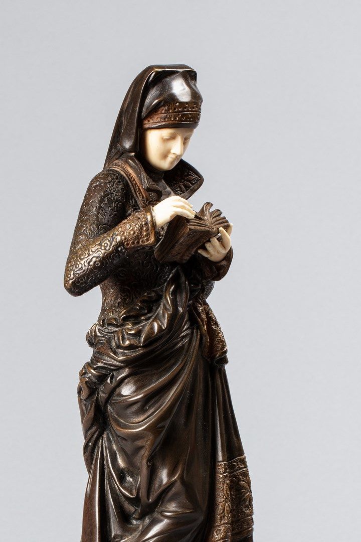 Null 卡里尔-贝卢斯-阿尔伯特-埃内斯，1824-1887年

读者

青铜，有棕色铜锈，勋章、脸和手是象牙色的（铜锈有磨损的痕迹

锈迹斑斑，右手的小指缺&hellip;