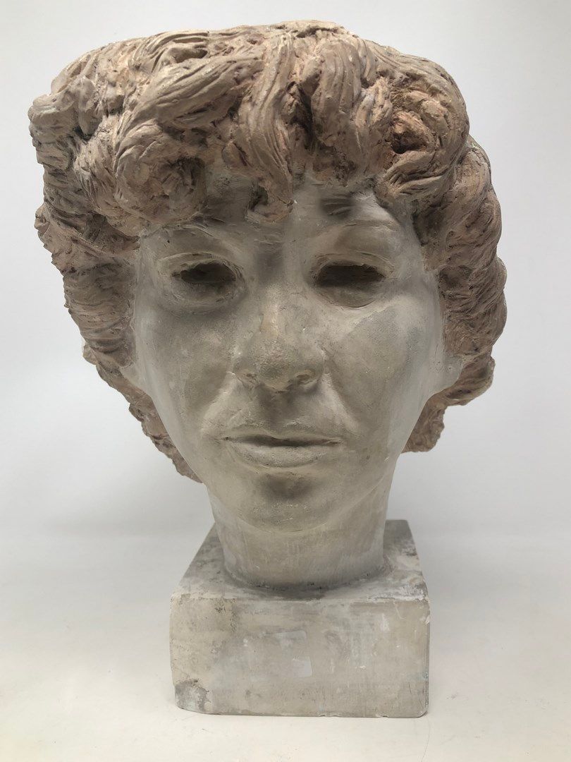 Null STOERR Edouard (XX)归功于

方形底座上的石膏彩绘女人头像。

高度：16.50厘米-23.50厘米，包括底座。

底座左前角有小的&hellip;