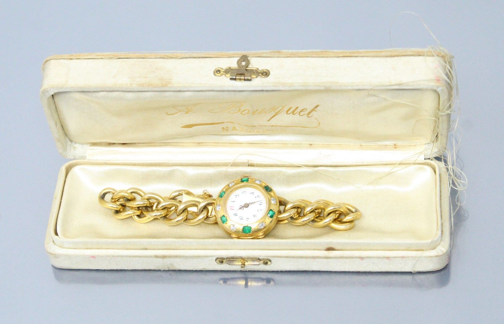 Null Montre de col transformée en bracelet, boîtier rond en or jaune 18k (750), &hellip;