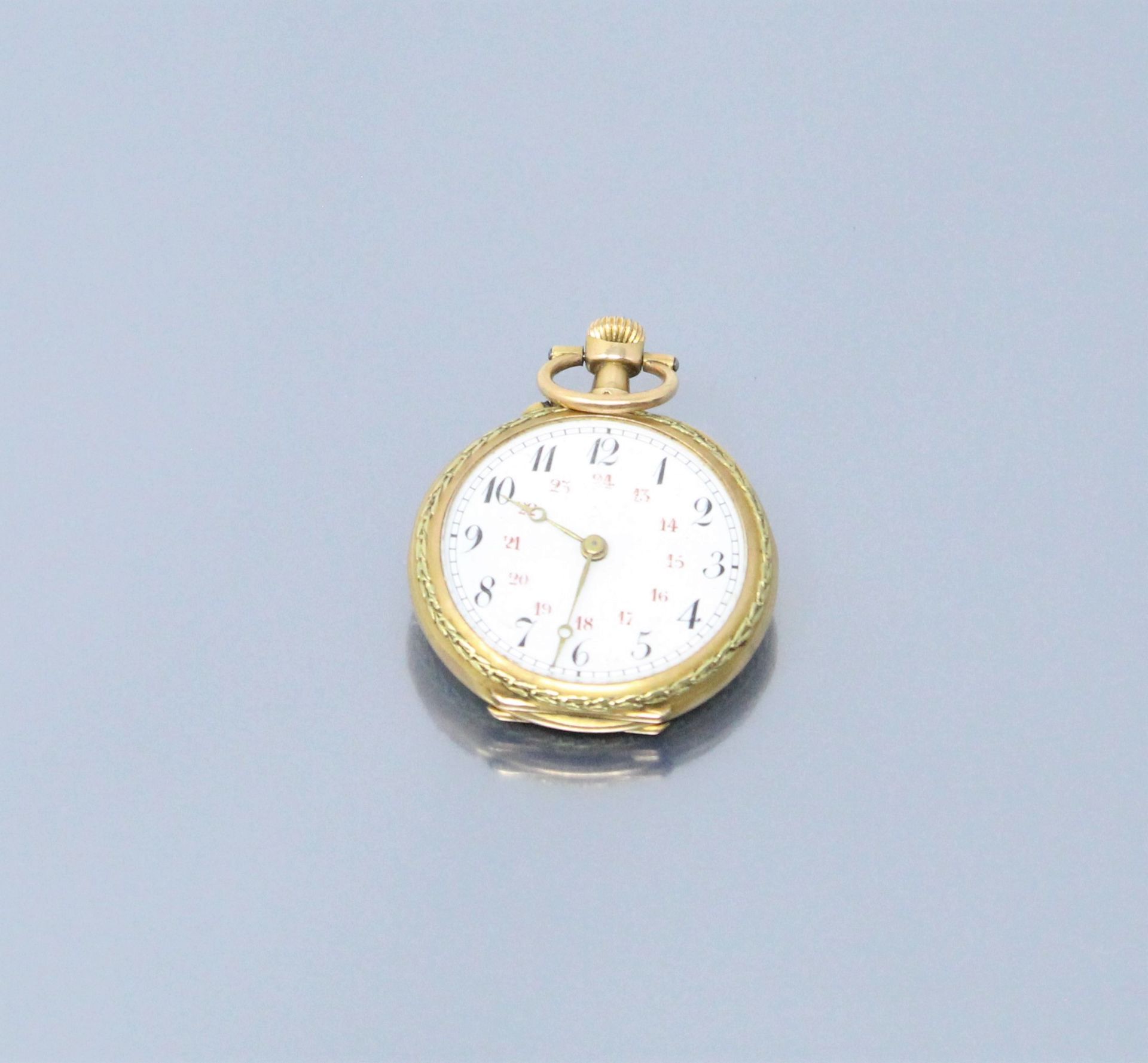 Null 18K黄金颈部腕表（750-马标），表壳以路易十五风格装饰，黑色阿拉伯时标和红色分标。19世纪。

毛重：18.50克 - 直径：2.80厘米。