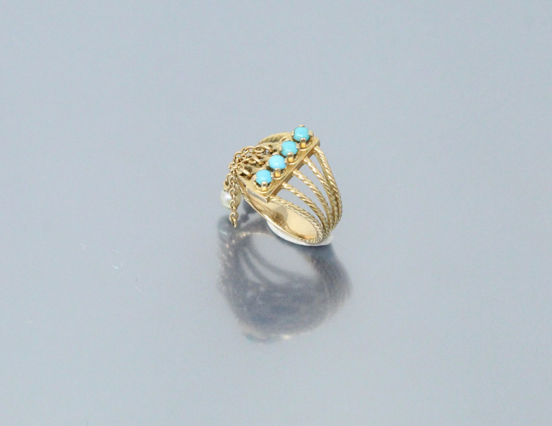 Null 18k (750)黄金戒指，有5个镶有绿松石的扭环和3条小链子，其中2条是镶有珍珠。

手指大小：44 - 总重量：4.22克。