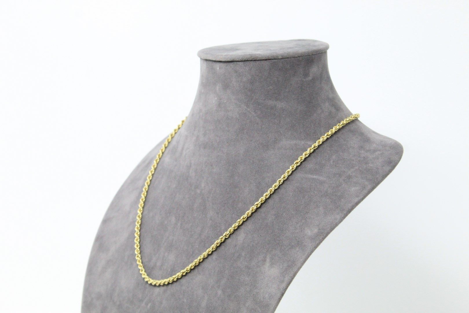 Null Collier en or jaune 14k (585) à maille torsadé.

Tour de cou : 54.5 cm. - P&hellip;