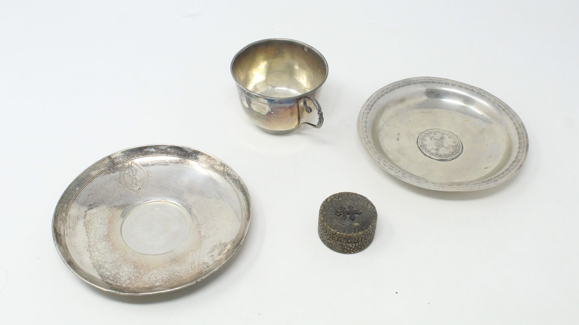 Null Powder box, a cup and a saucer in silver

Gross weight : 207 g.