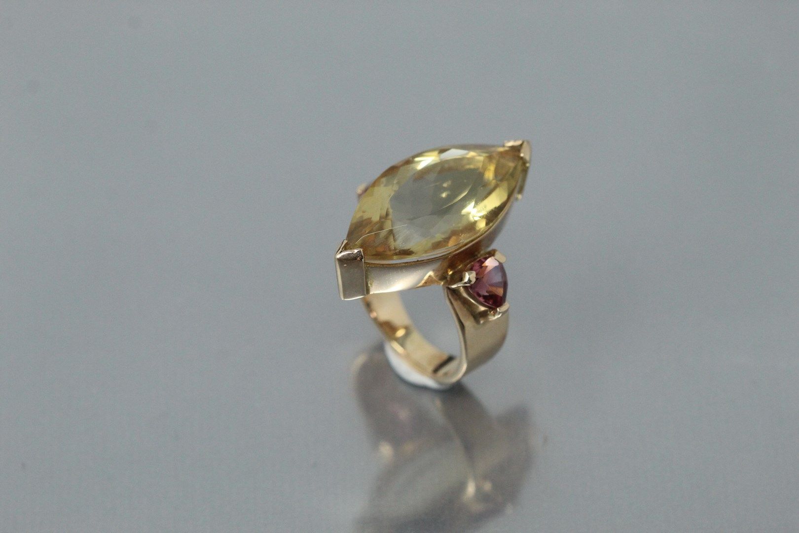 Null 18k (750)黄金戒指，镶嵌有一颗脐带黄水晶和两颗三角形粉红碧玺。

手指大小：53 - 毛重：10.14g。