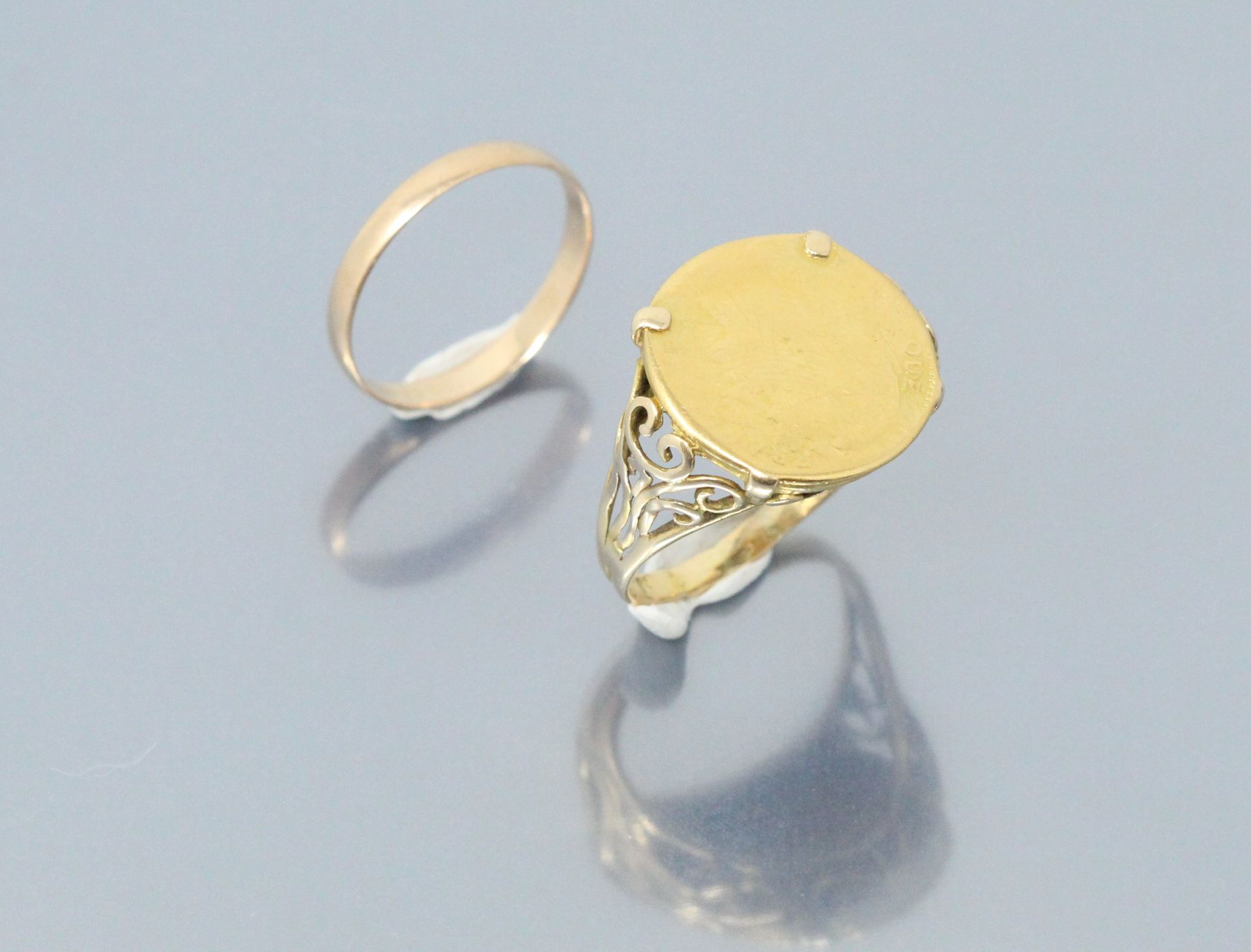 Null 18K（750）黄金：用20法郎的Coq硬币制作的签章戒指（磨损严重）和一枚结婚戒指（未刻字）。

重量：8.60克。