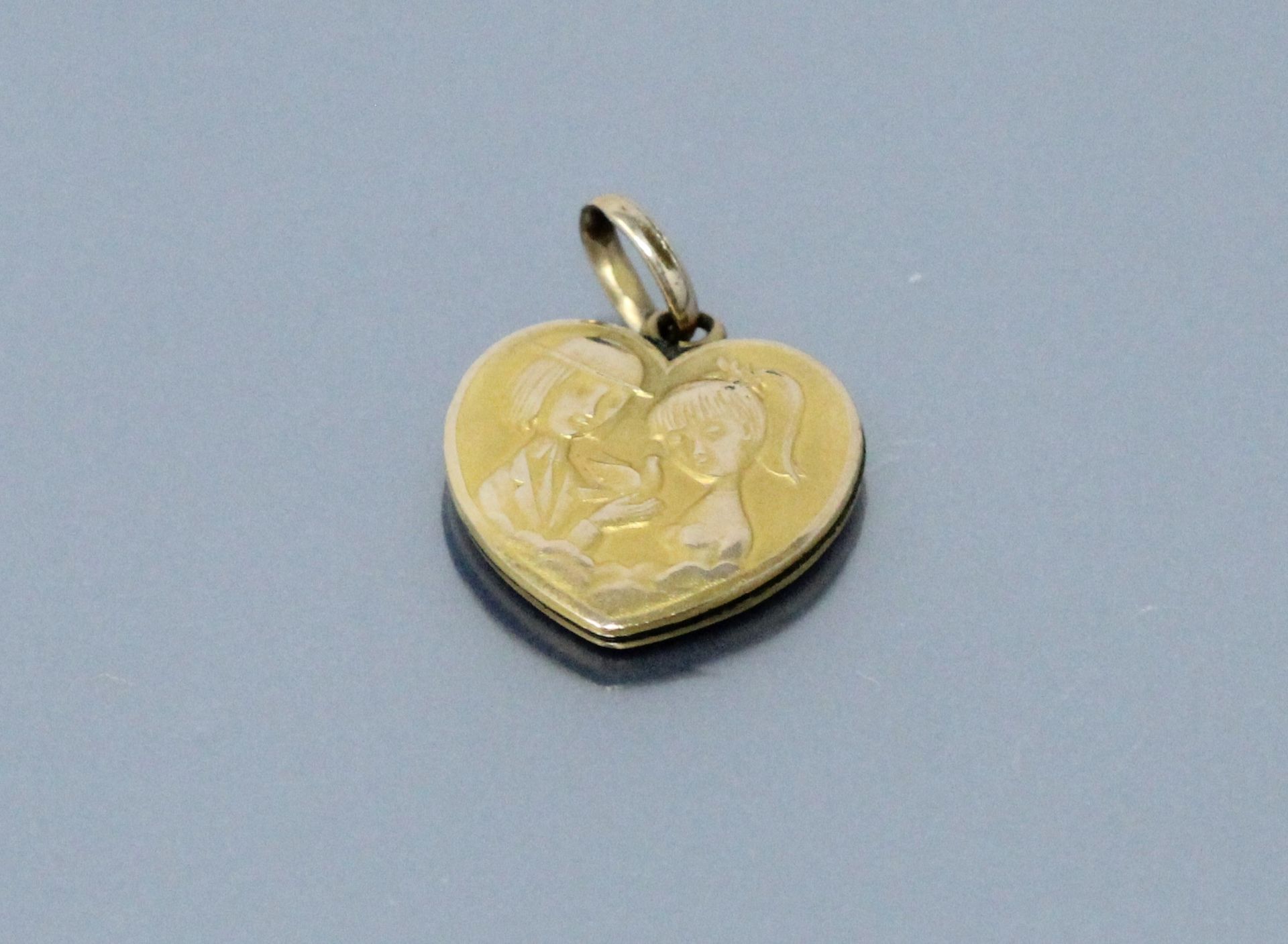 Null Gold-plated heart-shaped medal "Les amoureux de Peynet", engraved by Contau&hellip;