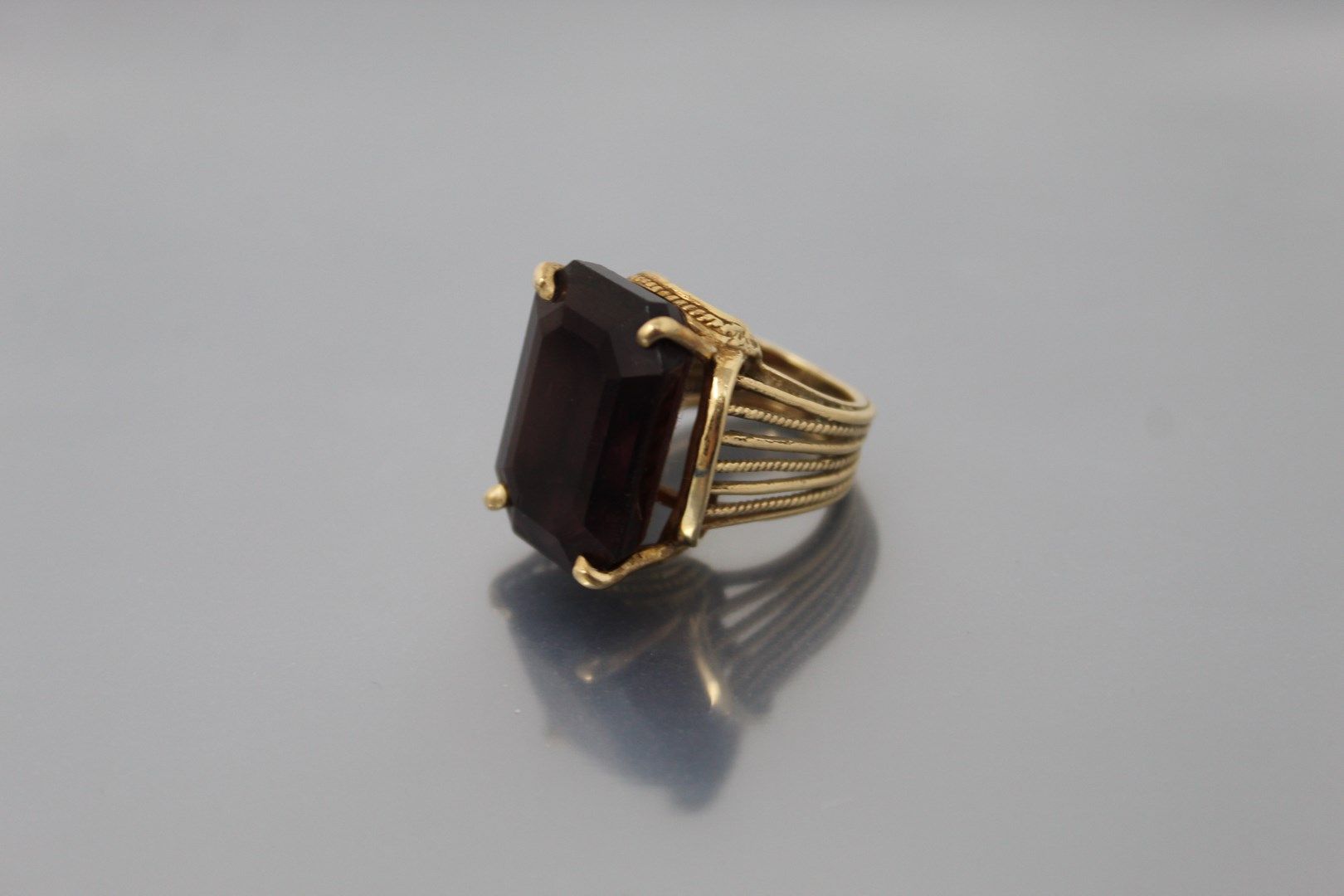 Null 
14k (585)黄金戒指，镂空镶嵌的紫罗兰仿宝石（玻璃）。





手指大小：51 - 毛重：14.58克。