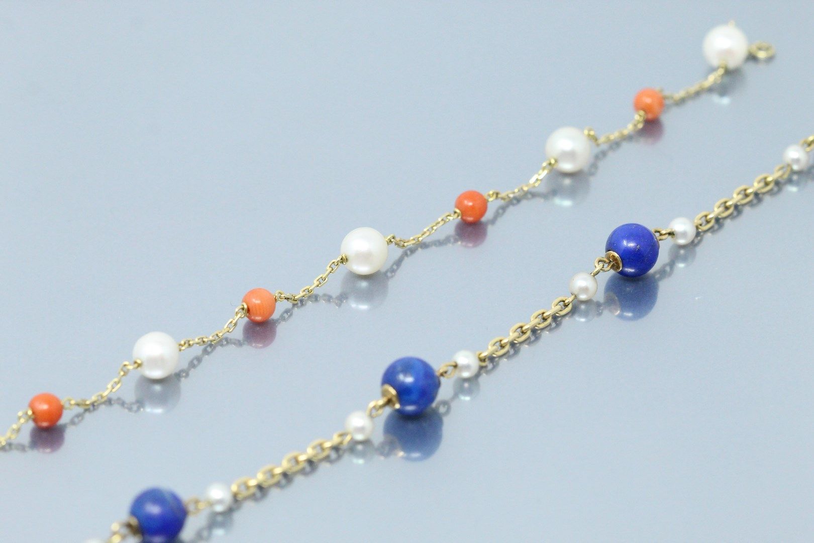 Null 一套三条18K（750）金手链，由一条白色养殖珍珠链组成，与青金石或橙色珊瑚（coralliumrubrum）球交替。

鹰头标志。

长度：约19厘&hellip;